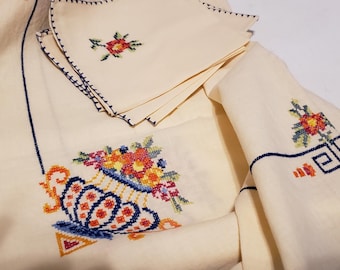 Vintage hand made 30x30 table cloth and 4 napkins excellent condition