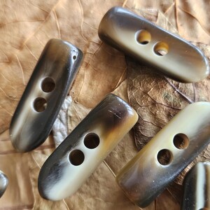 40mm Brown Mix col 691 Tortoise Shell (polyester) 1" & 1/2" Toggle Buttons