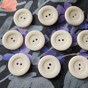 25 mm krämfärgade kritfärgade polyesterknappar 2,5 cm (off vit) 40 linjer