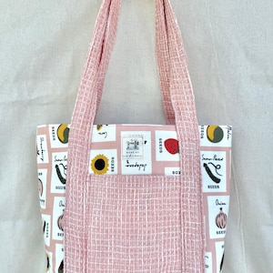 Strukturierte Trader Joe’s-inspirierte Tragetasche Pink Seed Packet Print