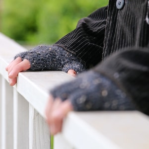 Das perfekte Paar Fingerlose Handschuhe Strickmuster, Halbfinger-Handschuhe, One-Skein-Geschenk, stricken Bild 2