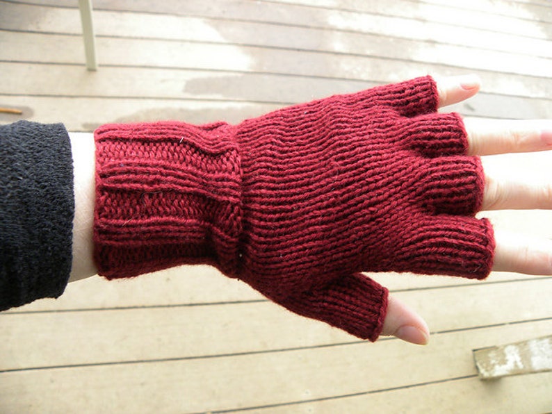 Das perfekte Paar Fingerlose Handschuhe Strickmuster, Halbfinger-Handschuhe, One-Skein-Geschenk, stricken Bild 9