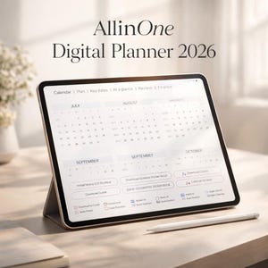 Op de afbeelding: Een digitale planner op een tablet, met een kalender voor 2026. Het scherm toont maanden als juli, augustus, september en oktober. De tekst "AllinOne Digital Planner 2026" staat bovenaan. Een witte stylus ligt op de tafel.