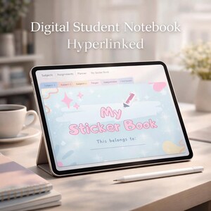 Puede incluir: Una tableta digital que muestra un diseño de "My Sticker Book", con el texto "Digital Student Notebook Hyperlinked". La tableta está sobre un soporte, con un lápiz óptico y una taza de café. La pantalla tiene acentos rosas y azules.