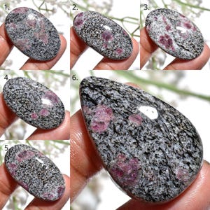 Rubis naturel dans une pierre précieuse matricielle, cabochon d'automne rubis poli, cristal à dos plat lisse pour pendentif