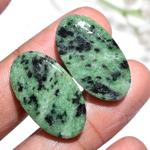 Coppia di gemme naturali di rubino zoisite, cabochon ovali lisci e abbinati, pietra con retro piatto e lucida.