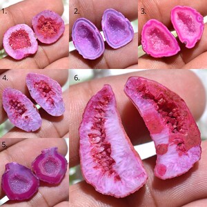 Könnte beinhalten: Sechs Paare polierter Geoden-Hälften in Rosa- und Lilatönen. Jede Geode zeigt ein funkelndes Kristall-Interieur mit Farb- und Kristallform-Variationen. Die Geoden werden vor einem neutralen Hintergrund präsentiert.