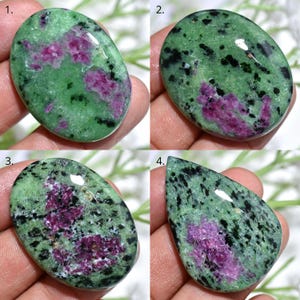 Cabochon di zoisite verde-rosa rubino, pietra naturale liscia e lucida con retro piatto, ideale per la creazione di gioielli.