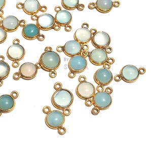 Lote de conectores de calcedonia aguamarina, dije artesanal de doble aro chapado en oro, piedra preciosa de parte posterior plana y lisa.