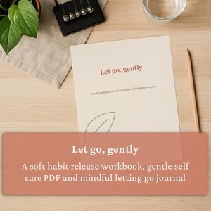 Op de afbeelding: Een bovenaanzicht met een werkboek met de tekst "Let go, gently" en een potlood. De afbeelding bevat ook een kleine potplant, een glas water en een Newton's cradle op een licht houten oppervlak. Het werkboek wordt beschreven als een zacht gewoonte-release werkboek, zachte zelfzorg PDF en mindful loslaat journal.