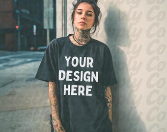 CC1717 Zwarte mockup Alt vrouw mockup Oversized shirtmodel comfortkleuren mockup zwart shirtmodel getatoeëerde mockup edgy mockup grunge mockup