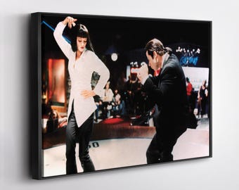 Puede incluir: Impresión enmarcada que presenta una escena de la película Pulp Fiction. Una mujer con camisa blanca y pantalón negro baila con un hombre con traje negro. El fondo muestra una pista de baile y otras personas.