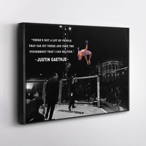 Peut inclure: Une impression sur toile encadrée en noir et blanc montrant un combattant d'arts martiaux mixtes effectuant un salto arrière dans une cage octogonale. Le texte indique : THERE'S NOT A LOT OF PEOPLE THAT CAN SIT THERE AND TAKE THE PUNISHMENT THAT I CAN DELIVER. - JUSTIN GAETHJE -