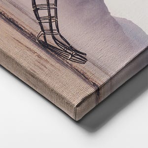 Puede incluir: Impresi&oacute;n en lienzo que presenta una escultura de alambre de un pie. La escultura es de metal oscuro y proyecta una sombra sobre el lienzo. El lienzo tiene una superficie texturizada y una paleta de colores neutros.