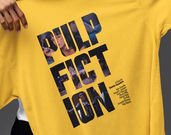 Chemise typographique Pulp Fiction | Vêtements de cinéma Mia Wallace | Cadeau Tarantino