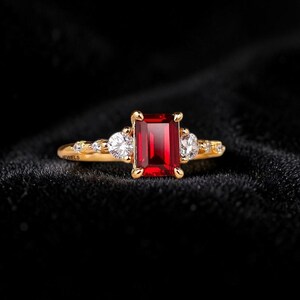 Bague en rubis de laboratoire, bague en rubis taille émeraude, argent sterling 925, bague ornée d'un zircon cubique, bague de naissance de juillet, bague de promesse, cadeau pour elle image 3