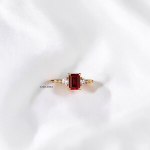 Bague en rubis de laboratoire, bague en rubis taille émeraude, argent sterling 925, bague ornée d'un zircon cubique, bague de naissance de juillet, bague de promesse, cadeau pour elle image 5