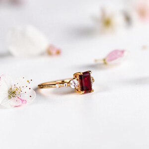 Bague en rubis de laboratoire, bague en rubis taille émeraude, argent sterling 925, bague ornée d'un zircon cubique, bague de naissance de juillet, bague de promesse, cadeau pour elle image 2