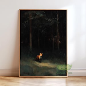 Può includere: Una stampa artistica incorniciata raffigura una volpe in una foresta. La volpe, con la pelliccia arancione, si trova in un'area illuminata. Lo sfondo è una foresta oscura con alberi alti. L'opera d'arte ha uno stile vintage e pittorico.