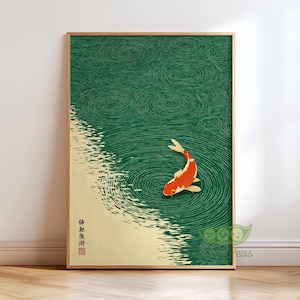 Puede incluir: Una impresión artística enmarcada que presenta una carpa koi en un estanque. La obra de arte tiene un fondo verde y dorado con una carpa koi en tonos naranja y blanco. La impresión está en un marco de madera.