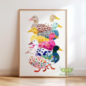 Może przedstawiać: Oprawiony wydruk przedstawiający stos kolorowych kaczek. Każda kaczka ma unikalny wzór, w tym nadruk w cętki, grochy i kwiatowe wzory. Kaczki są w odcieniach różu, żółci, błękitu i zieleni, z pomarańczowymi stopami i żółtymi dziobami.