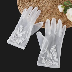 Ivory Lace Bridal Gloves – Short Wedding Gloves with Delicate Trim for Romantic Ceremony, Vintage-Inspired Photoshoot, or Elegant Party Look