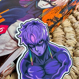 Puede incluir: Una pegatina morada que representa a un personaje de estilo anime con una expresión seria. El personaje tiene cabello y piel morados, con un diseño en espiral en la frente. La pegatina tiene un borde blanco y detalles de arcoíris.