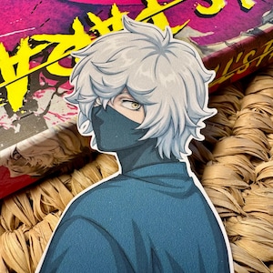 Puede incluir: Una pegatina con un personaje de estilo anime con cabello blanco, una cubierta facial verde azulado y una parte superior azul. El fondo incluye un diseño colorido con tonos amarillos y rosas.