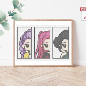 Peut inclure: Une œuvre d'art au point de croix encadrée représentant trois portraits de style anime. Chaque portrait montre une femme différente avec des coiffures et des couleurs uniques : violet, rose et noir. L'œuvre est encadrée dans un cadre en bois.