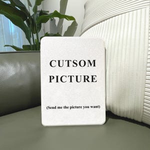 Puede incluir: Una tarjeta rectangular blanca con esquinas redondeadas, con el texto "CUTSOM PICTURE" en negrita, en negro. Debajo, en letra más pequeña, se lee "(Send me the picture you want)". La tarjeta está sobre un fondo neutro.