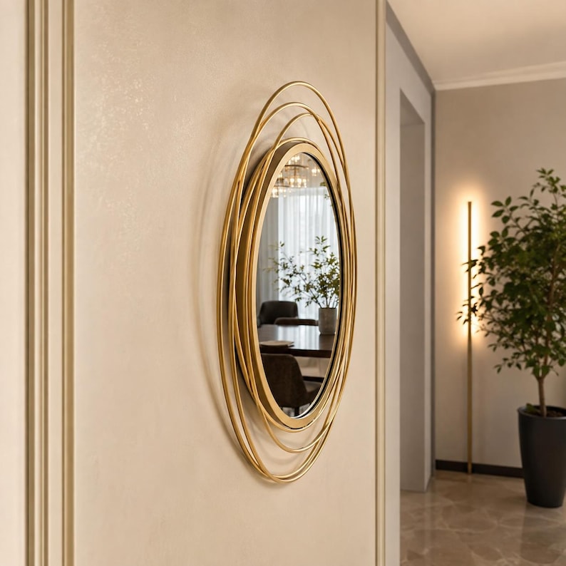 Peut inclure: Un miroir mural circulaire dot&eacute; d'un cadre dor&eacute; compos&eacute; de plusieurs anneaux m&eacute;talliques concentriques et superpos&eacute;s. La surface r&eacute;fl&eacute;chissante en verre est centr&eacute;e dans le cadre, cr&eacute;ant un aspect dimensionnel et superpos&eacute;.