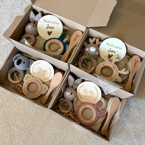 Scatola Regalo Baby Shower – Set Neonato con Bavaglino Mussola, Pettine Lana, Clip Ciuccio Uncinetto, Sonaglio Bambino Ricordo