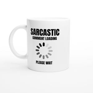Könnte beinhalten: Ein weißer Keramikbecher mit schwarzem Text, der SARCASTIC COMMENT LOADING und PLEASE WAIT lautet, sowie einem kreisförmigen Ladesymbol aus zwölf grauen und schwarzen Segmenten, das zwischen den beiden Textzeilen auf der Vorderseite platziert ist.