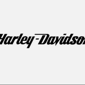 Puede incluir: El logotipo de Harley-Davidson, en una fuente negra audaz y estilizada, está centrado sobre un fondo blanco. El texto se curva ligeramente, con la palabra "Harley" a la izquierda y "Davidson" a la derecha, creando un efecto visual dinámico.