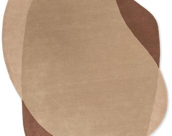 Könnte beinhalten: Ein moderner Teppich mit einem abstrakten Design. Der Teppich zeigt drei sich überlappende organische Formen in Braun- und Beigetönen. Der Teppich besteht aus einem weichen, plüschigen Material und wäre eine großartige Ergänzung für jedes Wohn- oder Schlafzimmer.
