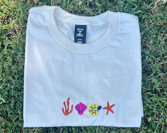 Summer Vibes geborduurd T-shirt, borduurwerk, katoenen T-shirt, oceaan, strand, zomer, schelp, kust, leuk cadeau T-shirt borduurwerk
