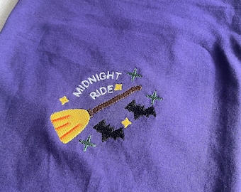 Midnight Ride geborduurd Halloween-T-shirt, T-shirt heksenbezem en vleermuis, Spooky Season Witchy-shirt voor herfst- en Halloween-outfit