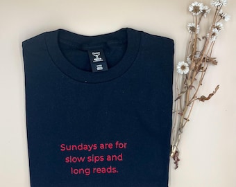 Slow Mornings Reader T-shirt, geborduurde koffie en boek quote T-shirt voor boekenwurmen, leuk geborduurd cadeau T-shirt