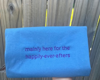 Happily Ever Afters geborduurd T-shirt, romantisch lezerscadeau, gezellig leesshirt, leesgrage borduurt-shirt, geborduurd T-shirt boekenliefhebber
