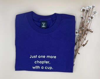 T-shirt geborduurde boekenliefhebber, T-shirt koffie en lezen citaat, gezellig literair cadeau voor lezers, leuk cadeau T-shirt borduurwerk