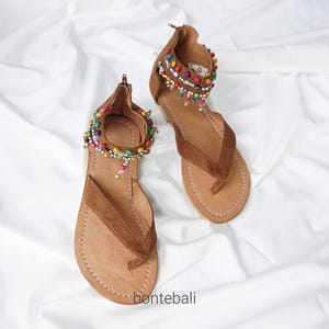 Sandálias de verão, Chinelos boho com miçangas, Sandálias de verão boho, Sandálias artesanais com miçangas, Sandálias de couro natural, Sandálias gladiadoras
