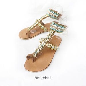 Sandálias de verão, Chinelos boho com miçangas, Sandálias de verão boho, Sandálias artesanais com miçangas, Sandálias de couro natural, Sandálias gladiadoras