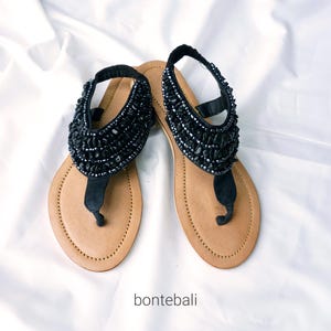 Sandálias de verão, Chinelos boho com miçangas, Sandálias de verão boho, Sandálias artesanais com miçangas, Sandálias de couro natural, Sandálias gladiadoras