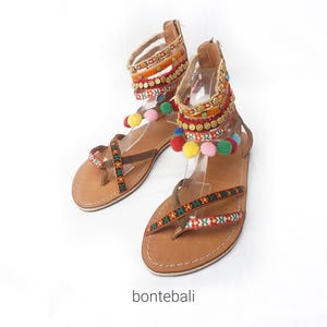 Sandálias de verão, Chinelos boho com miçangas, Sandálias de verão boho, Sandálias artesanais com miçangas, Sandálias de couro natural, Sandálias gladiadoras