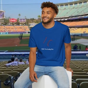 Koszulka unisex z nadrukiem Dodger Stadium Address Softstyle – idealna na mecze, dla fanów sportu, letnie wyjścia i prezenty