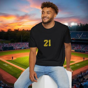 Clemente Fan Unisex T-Shirt - Perfect for Pirates Fans, Sports Events, Birthdays, Gifts, Collectibles