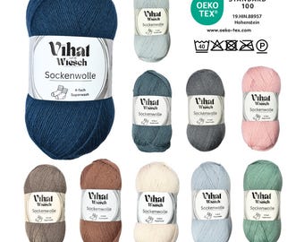 Puede incluir: Una colección de madejas de hilo de colores, incluyendo azul, gris, rosa y verde. Cada madeja tiene una etiqueta con el texto "Vihat Wiesch Sockenwolle" y "4-fach Superwash". La imagen también incluye el logotipo Oeko-Tex Standard 100.