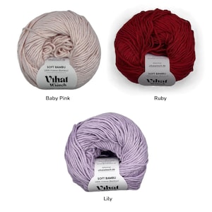 Puede incluir: Tres ovillos de hilo Soft Bambu en colores rosa beb&eacute;, rub&iacute; y lirio. Cada ovillo presenta una etiqueta de papel blanco con el texto Vihat Wiesch, Soft Bambu y 100% Viskose (Bambus) impreso en negro, dispuestos en forma triangular.