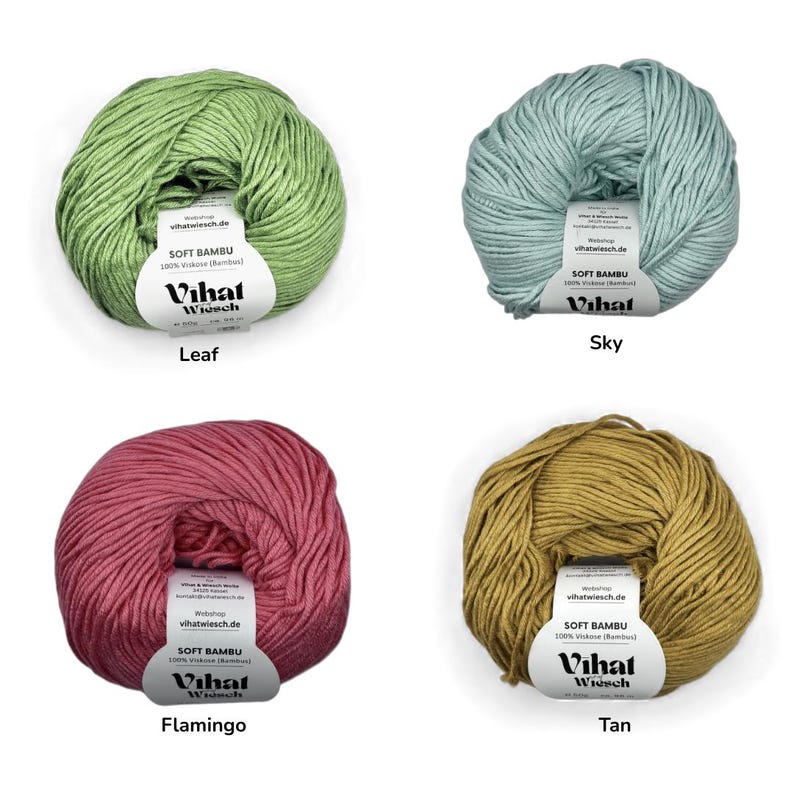 Puede incluir: Cuatro ovillos de hilo Soft Bambu en verde hoja, azul cielo, rosa flamenco y bronceado. Cada ovillo tiene una etiqueta de papel blanco con el texto Vihat Wiesch, 100% Viskose (Bambus) y vihatwiesch.de. El hilo tiene una textura lisa y retorcida.