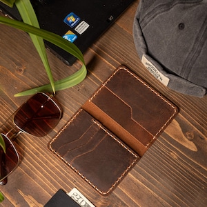 Personalized Leather Card Holder, Minimalist Leather Wallet, Distressed Leather Man Wallet, Custom Leather Bifold Wallet, Fathers Day Gift bild 4